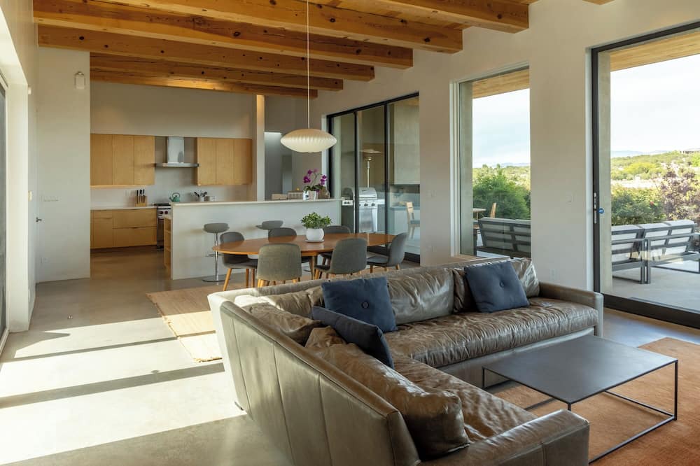 La Tierra House | Lovely contemporary home with expansive views
