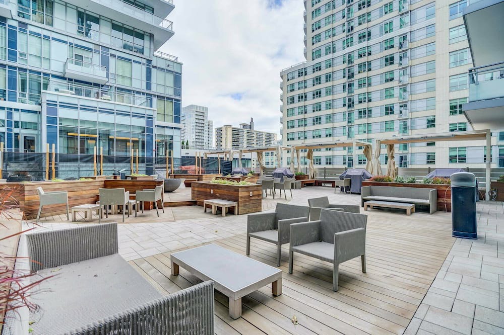 Yonge-Eglinton Apartment | Spacious 2+1 Bedroom in Luxury Building with Access to LCBO, Loblaws, Starbucks