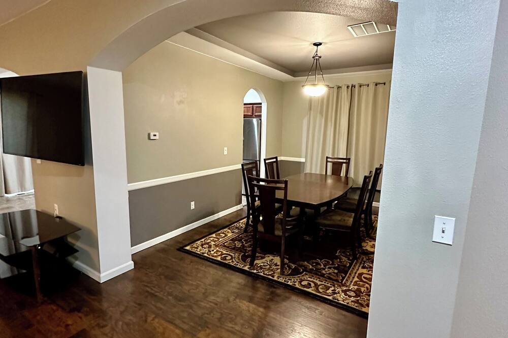 Spanaway House | Mid-Side house located in Spanaway perfect home away from home!