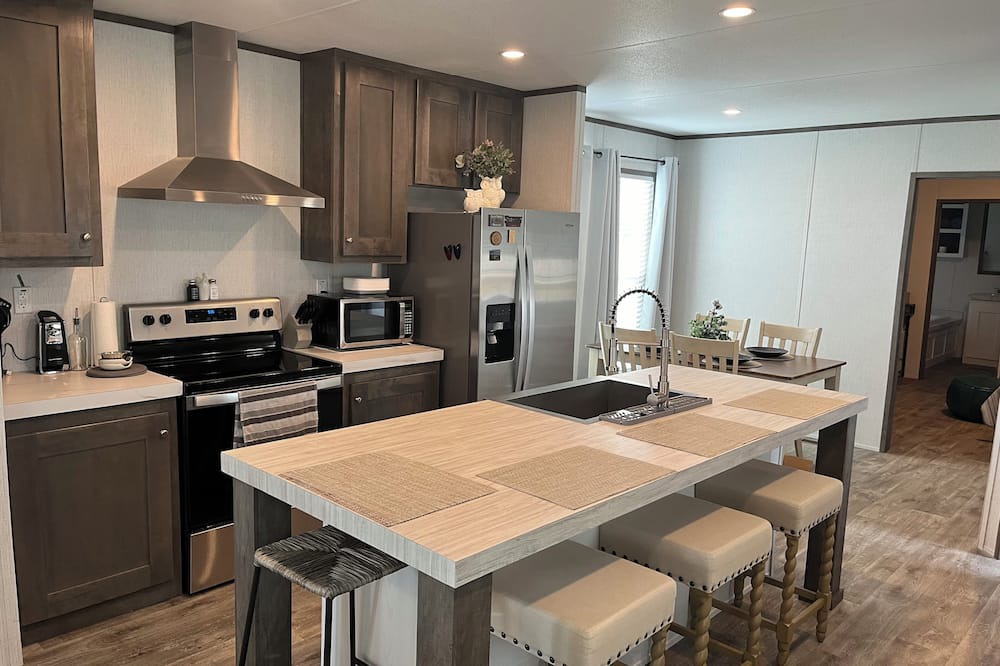 Central City House | Cozy, Peaceful New 3/2 Motor Home Gated Near Expwy.