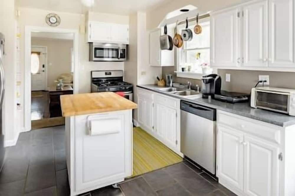 Milford Apartment | Finished Attic Space-Minutes to Hiking in Milford!