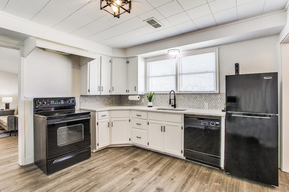 Cedar Hill House | Retreat On The Hill w/1 King Bed and 2 Queen Beds