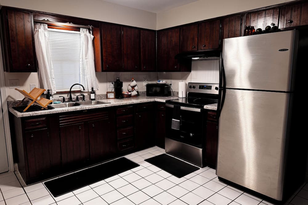 Henderson Apartment | Forget your worries in this spacious, updated and serene space.