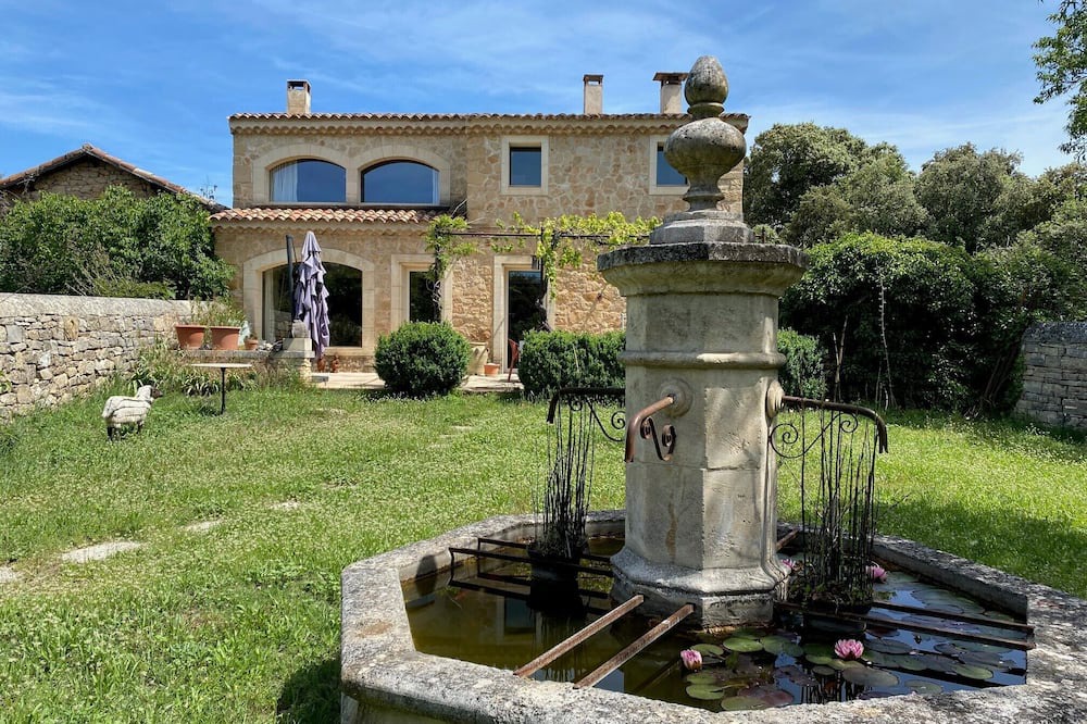 Jouques House | Maison de Campagne Spacieuse et Calme Avec Piscine