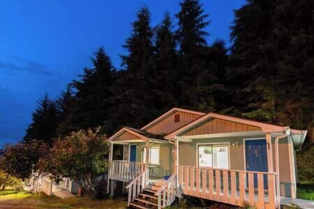 Alert Bay Cabin | (D) Sterling Standard Cabin