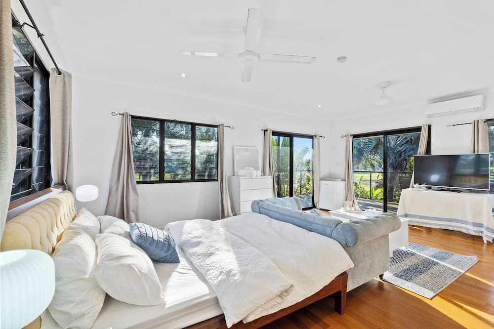 Anula Apartment | Tropical Suite Private kitchen, view of golf court