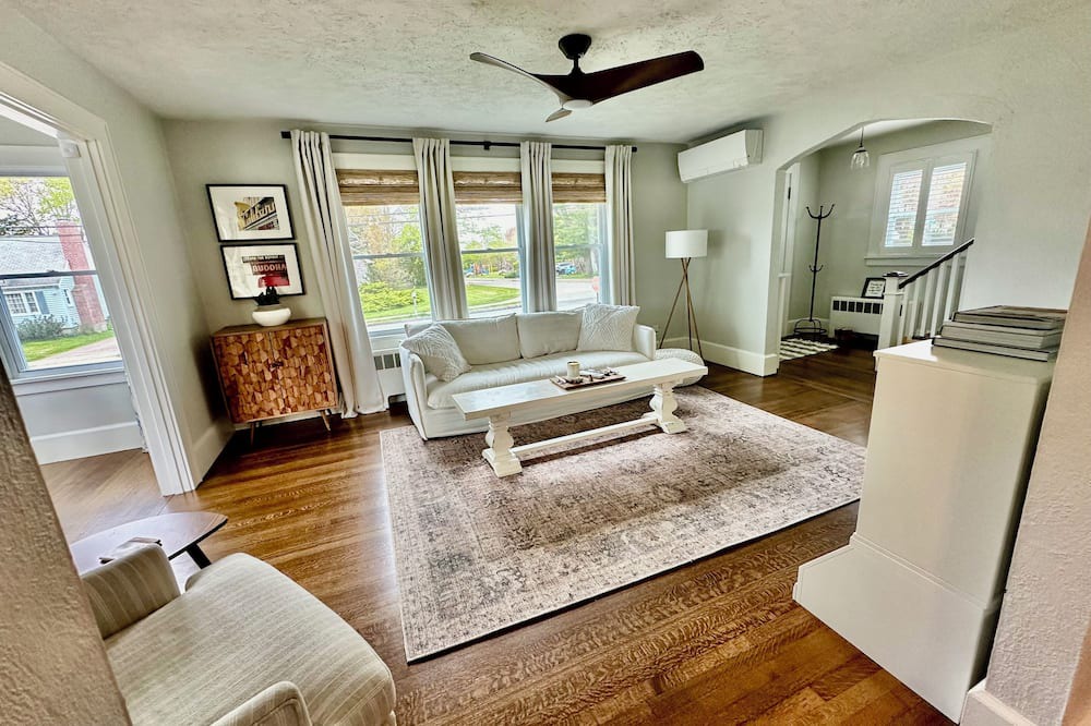West Mystic House | Historic Mystic at it’s best - walking distance to DT & children’s park!