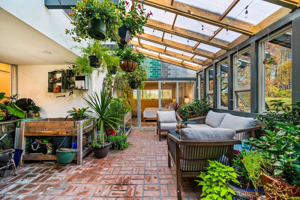 Pottstown House | Secluded botanical Oasis