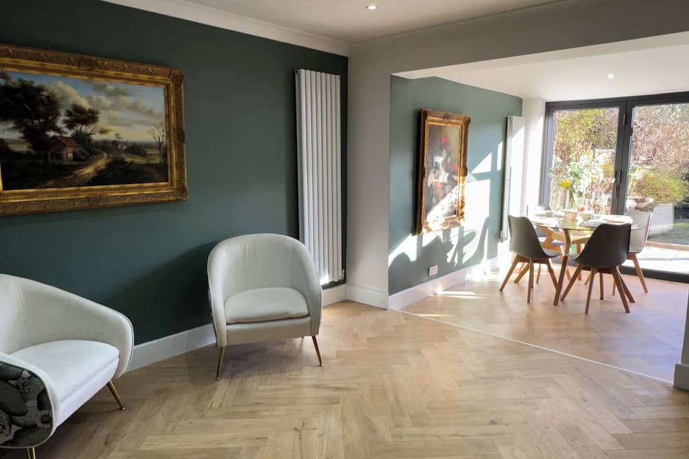 Handforth House | Stylish Home in Handforth near Mcr Airport