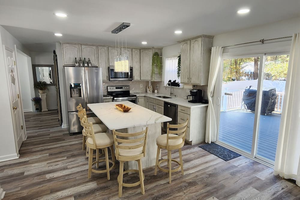 Issue House | Hideaway at Colonial Beach You can relax quiet hood just 5 Minutes to the Beach.