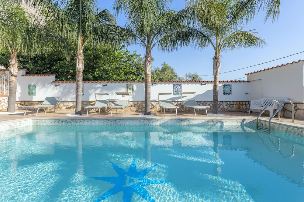 Cinisi House | Holiday Home 'Villa Antonio' with Sea View, Wi-Fi and Air Conditioning