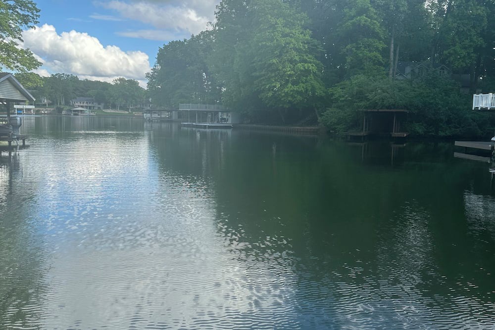 Effingham House | Retreat at the lake