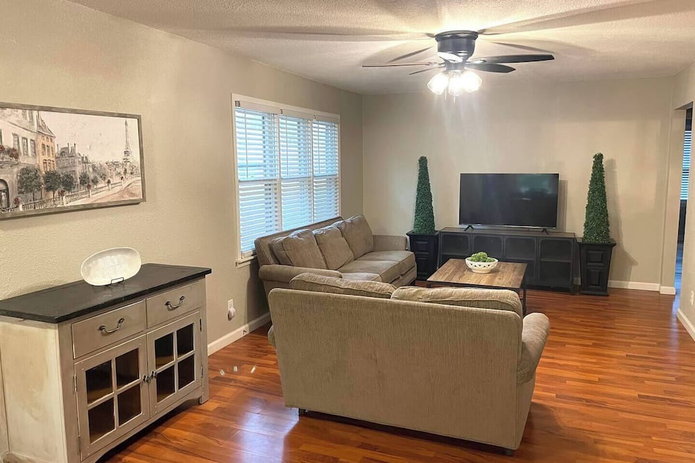 Grayridge House | Cozy home located at Hidden Trails Country Club