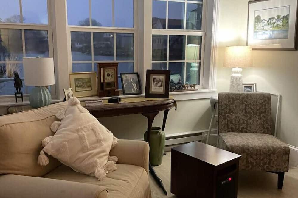 Vinalhaven House | The Pond House on Carver's Pond