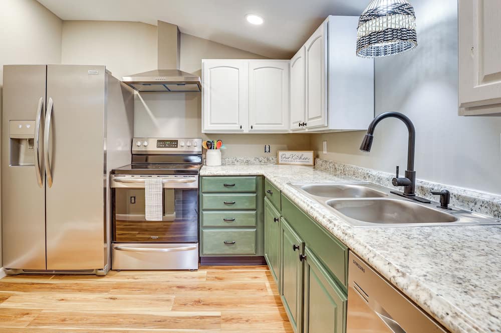 Craig Beach Cottage | Romantic Getaway by the Lake!