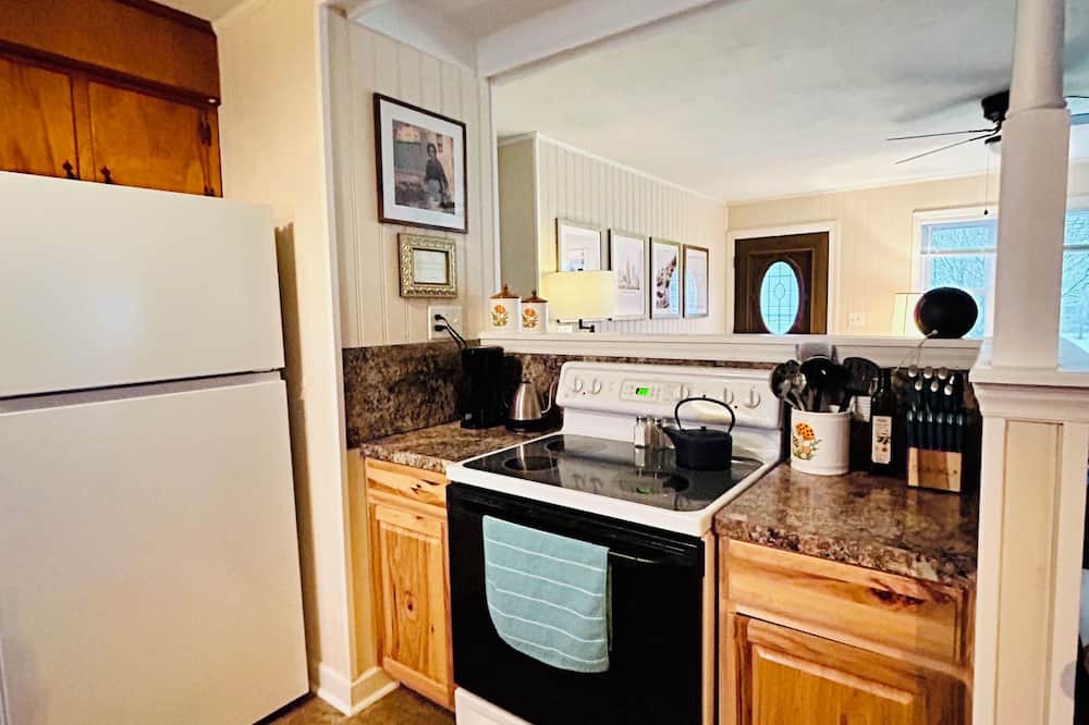 Millers Creek House | Sunshine Cottage ~ River Access ~ 10 min from Blue Ridge Parkway ~ Pet Friendly