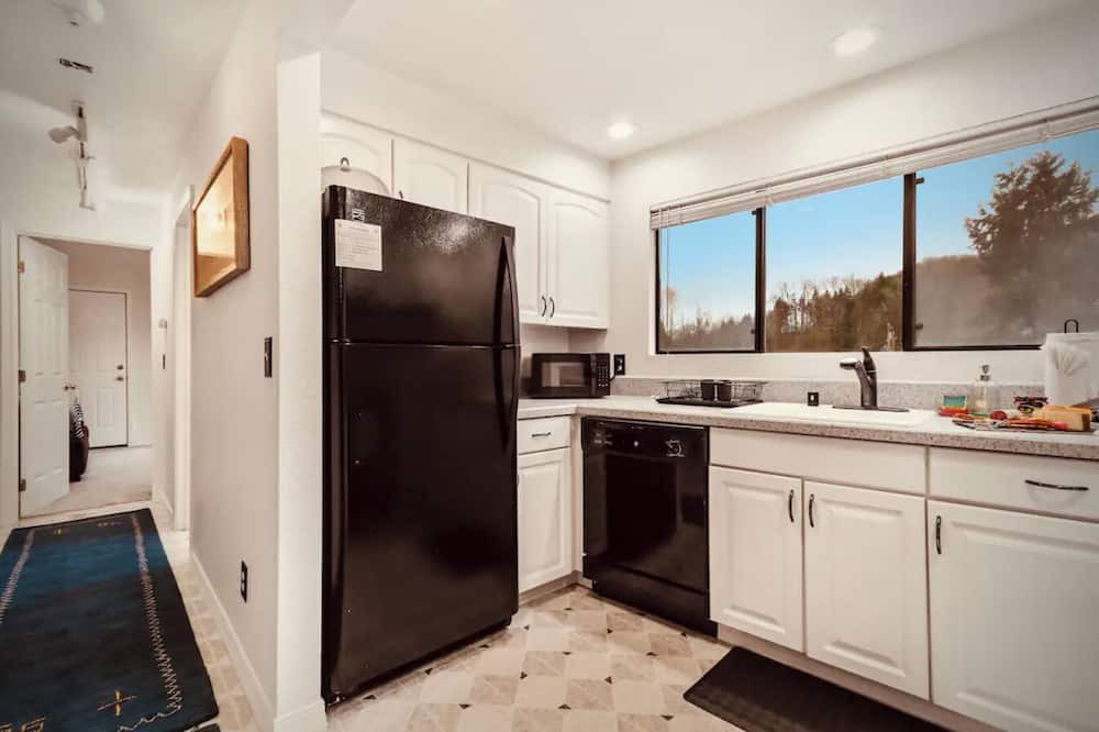 Bothell Apartment | River Inn Cabin Theme Flat w/Dock