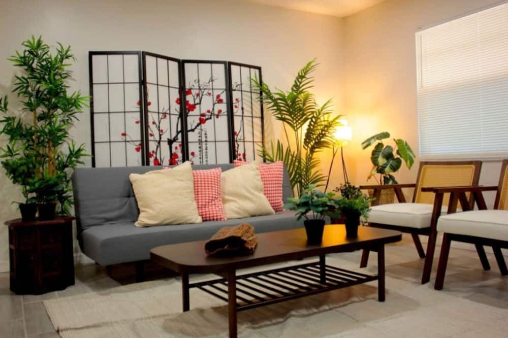 Bayou Oaks House | 2 king beds, large yard, laundry