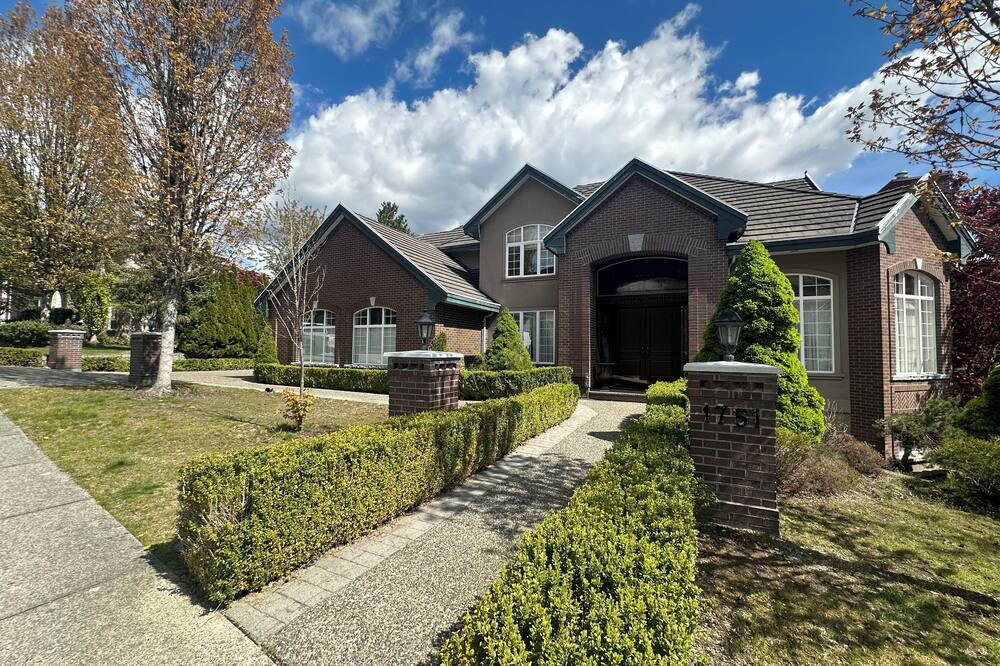 Westwood Plateau Bed & Breakfast | Italian-style Luxury House (Not Whole House): 1 Queen Bed/1 Private Bath
