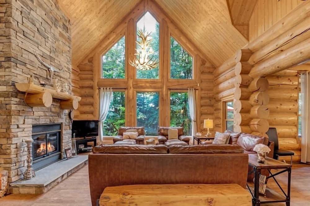 Gore House | Fiddler Lake Resort: Lake Access, Private Jacuzzi