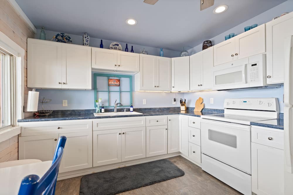 Carsonville House | 1 br cottage on lake w/hot tub