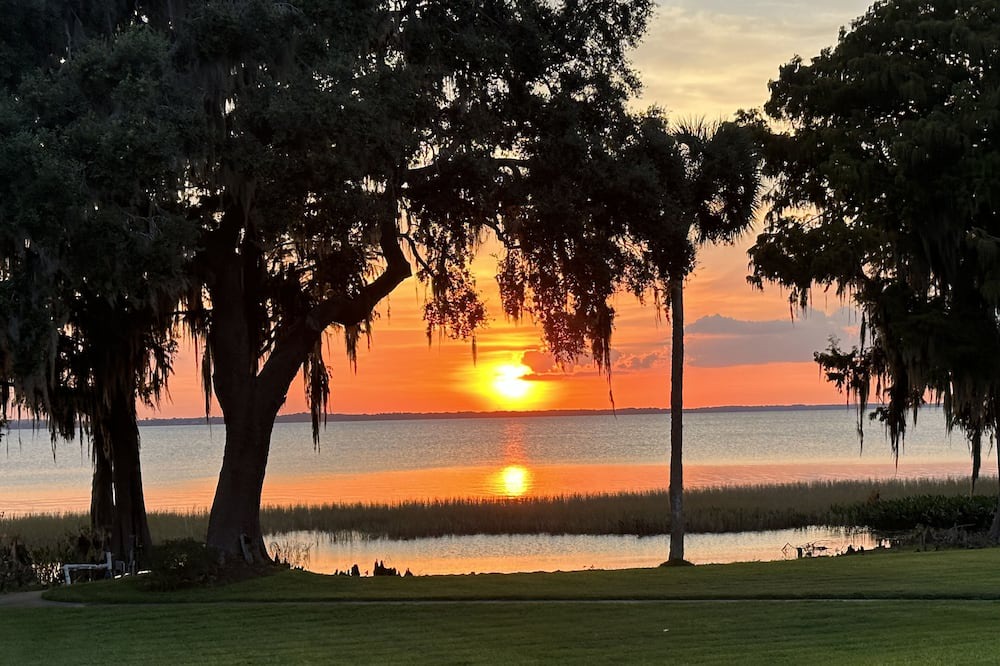Tavares Cottage | Cottage On Private Estate - Central Florida Gorgeous Sunsets-Privacy-Convenient
