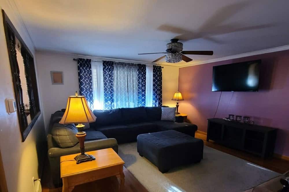 Cheektowaga Apartment | 2 Br Central & Cozy Family Getaway