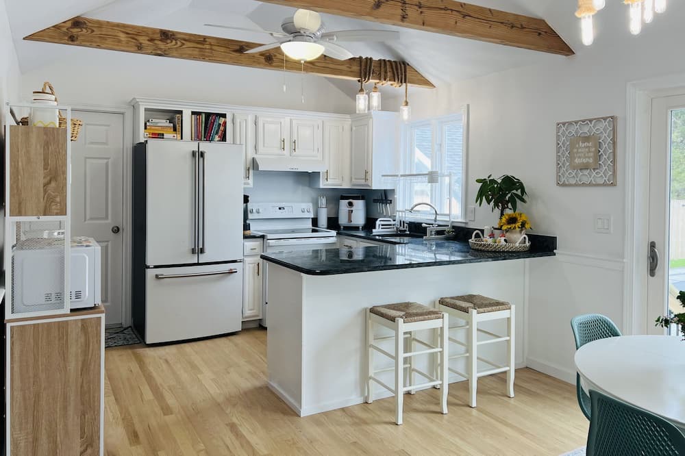 Cotuit House | Cape Cod 2024 -Jacuzzi Hot Tub, Heated Swimming Pool, Game Room & Playground