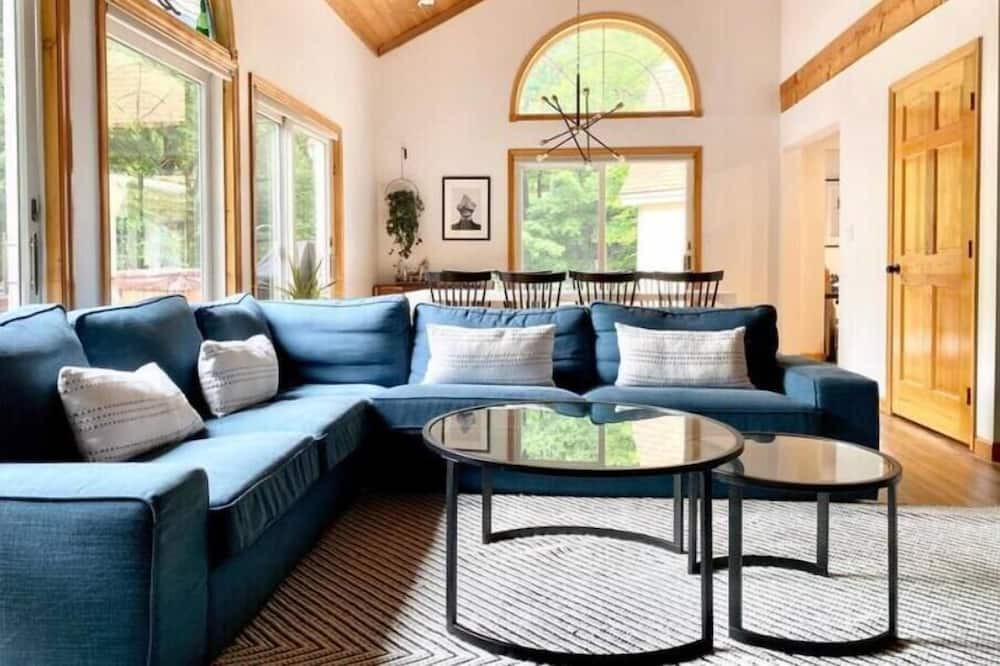 Maplecrest House | The Evergreen: A Cozy & Modern Catskills Escape
