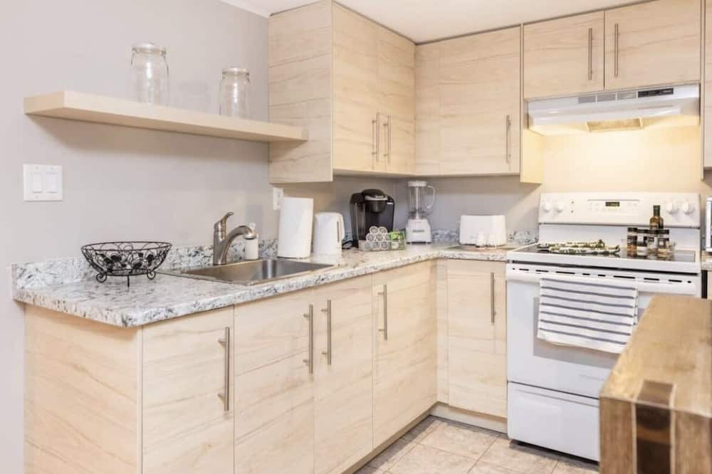 Industrial Park Apartment | Modern 1 Bed Flat - King Bed, Close to Downtown, Shopping, Transit and Via Rail