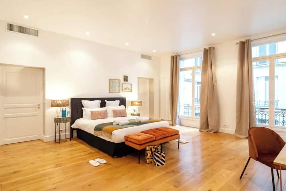Champs-Elysees Apartment | A UNIQUE BLEND OF CONTEMPORARY DECOR AND VINTAGE ACCENTS – RUE DU BOCCADOR