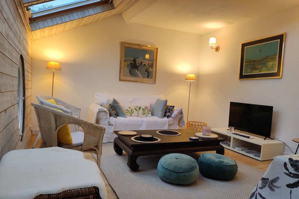 Suresnes Apartment | Apartment 'Nid Douillet' with Wi-Fi