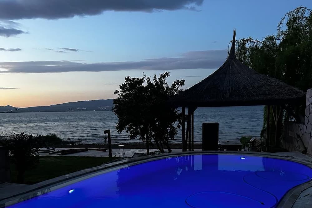 Orhangazi Villa | Villa Atroa Lakehouse - 2 Bedroom Villa on İznik Lake