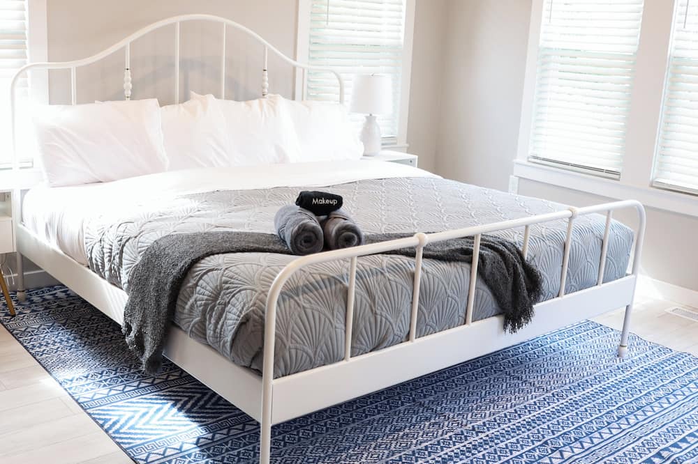 Berry Other | Family-friendly, private modern farmhouse, surrounded by farmland. Near the Ark.