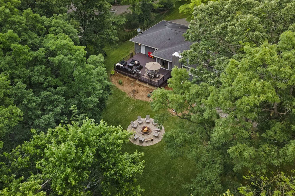 Madison House | HOT TUB - 20min to Capitol - Deck - Yard - Firepit
