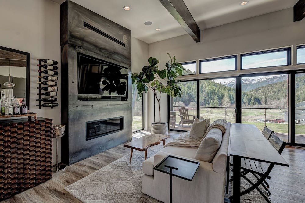 Leavenworth Ski Chalet | Luxurious Retreat: Mountain Views, King Bed, Sauna, Fast WiFi, Creek, 5 Acres