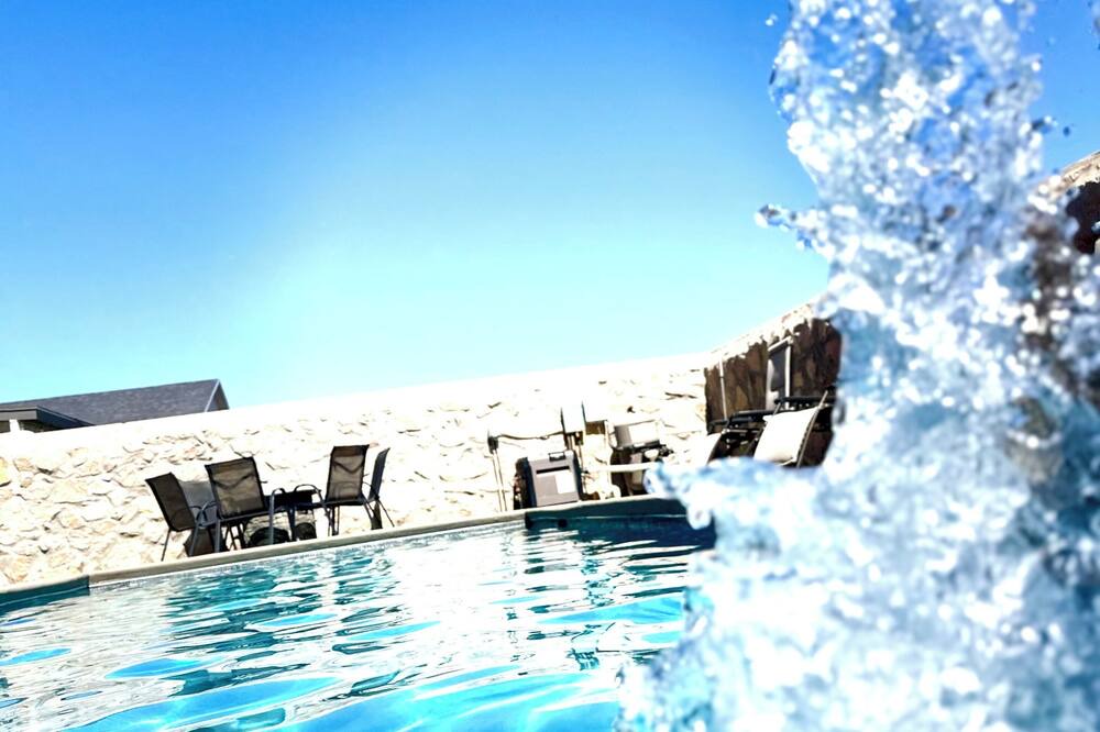 Biggs Field House | 6 Bedroom Desert Gateway House w/heated swimming pool