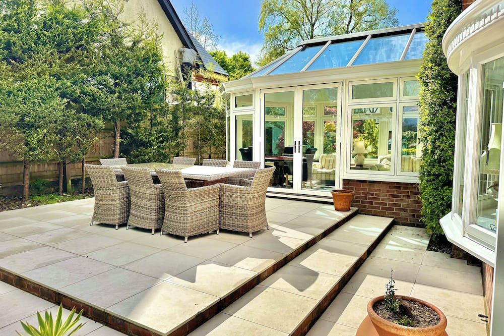Ferndown House | Golf Course View - Large Four Bed Home with Garden - New Forest and Beach Links