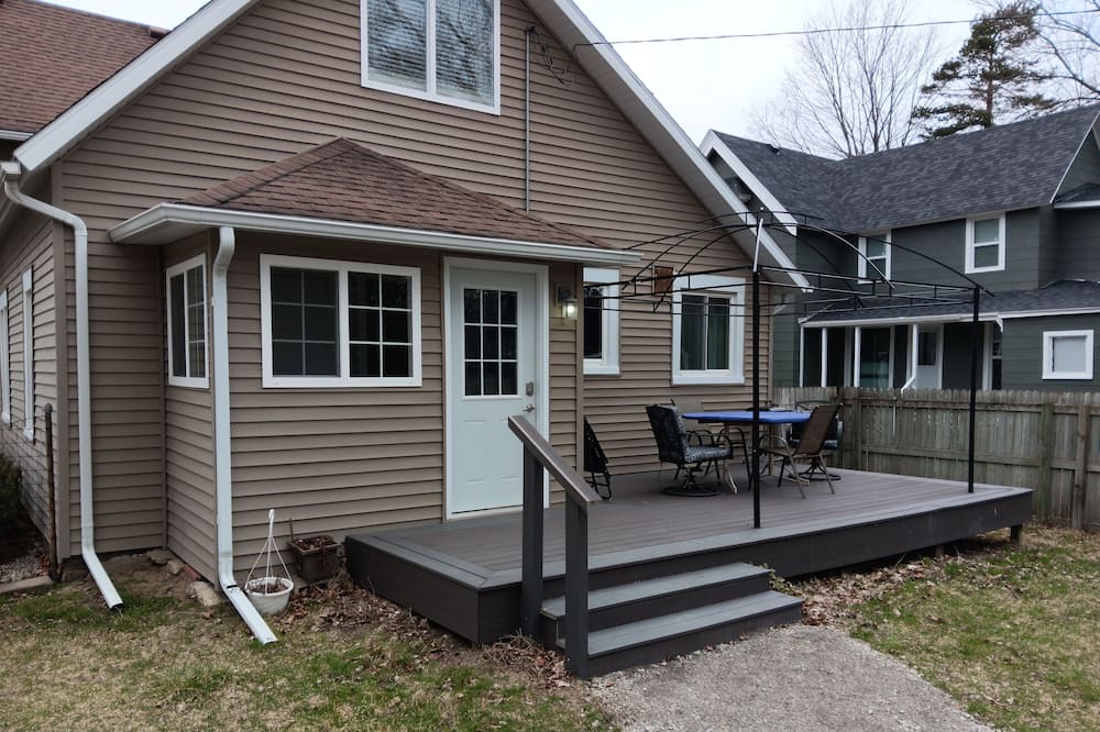 Charlotte House | House located in Charlotte, newly updated, quiet with plenty of room to relax.