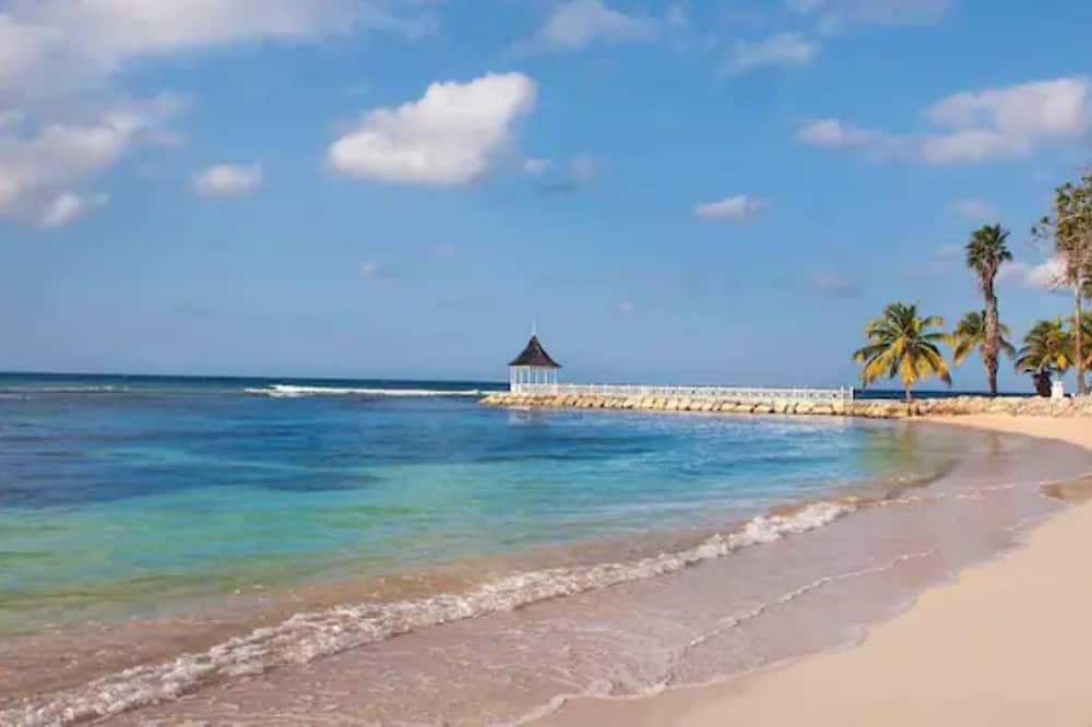 Rhyne Park Village House | Family Sized Townhome in Montego Bay located 8 miles from Half Moon Beach.