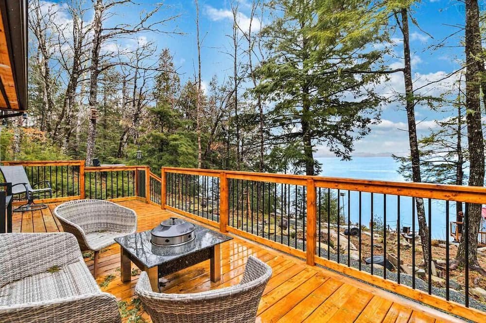 Queens Cottage | Lakefront cottage with sandy beach, great decks, beautiful sunrise.