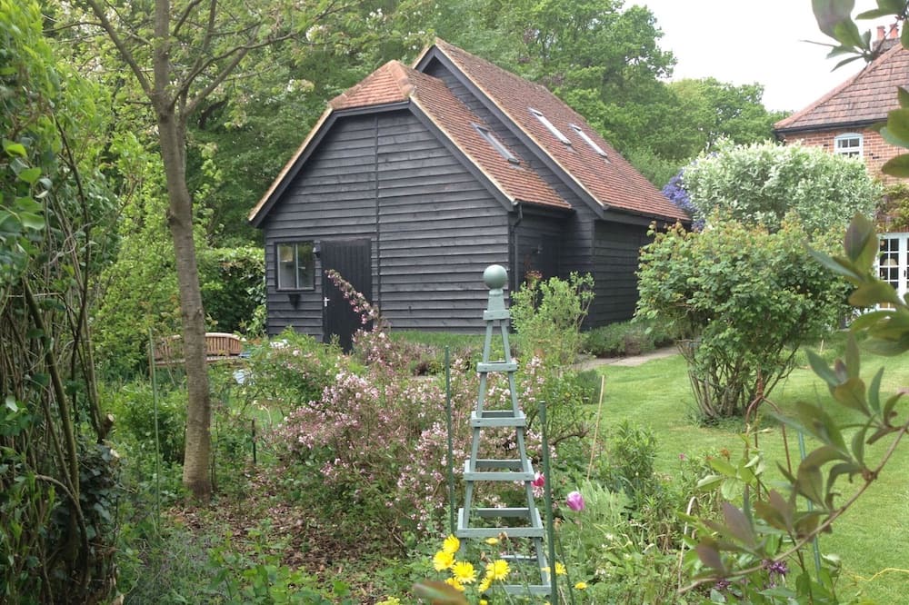 Much Hadham Apartment | Rural retreat B&B Herts, 20 mins from Stansted Airport, 50 mins from London