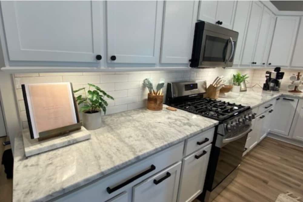 Ashtabula House | The Harbor Haven ~ Walkable to restaurants, brewery, spa, beach! Near wineries!