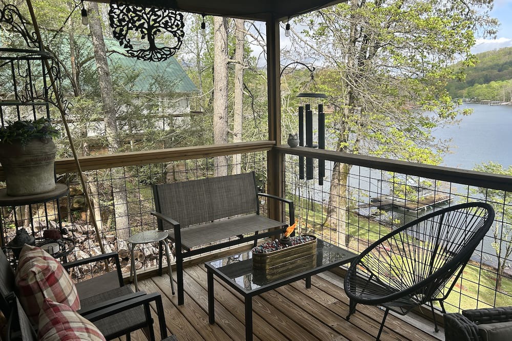 Hayesville Cottage | Chatuge Lake front! 5 Beds, Sleeps 8, private dock w/covered slips. Quiet Cove!