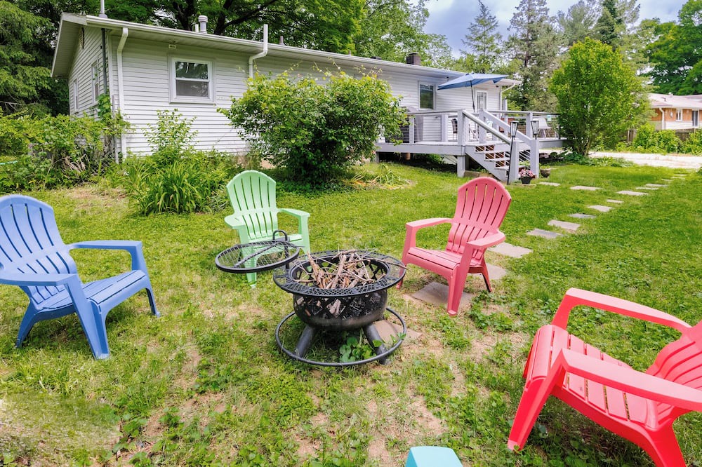 Bloomington House | 2 mins to IU sports & Griffy Lake! Ranch retreat w/game room. Pet-friendly!