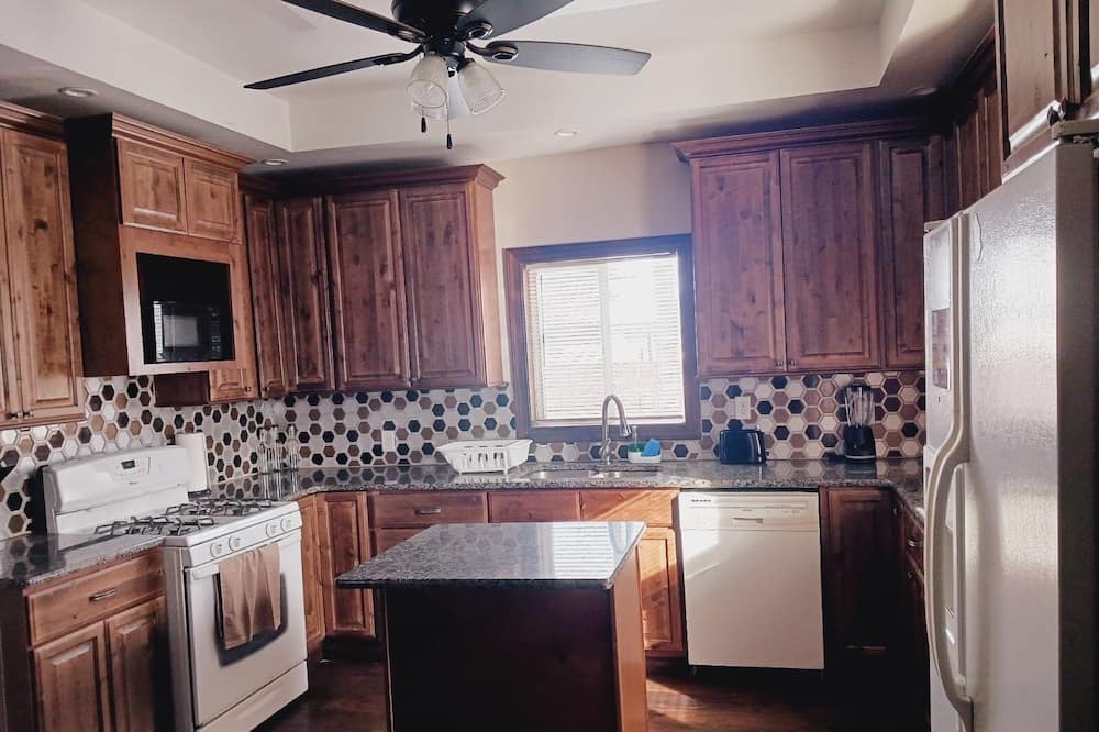Scott City House | Guest House