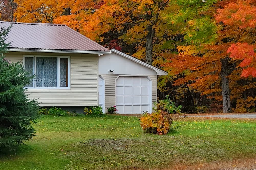 Central Hainesville House | Private 3 bedroom rural property with pond 5 minutes to Crabbe Mountain skiing.