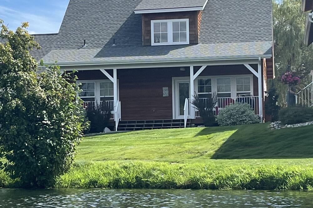 Dover Bay House | The Johnson House - 3 Bedrooms, 3 Baths Waterfront Parkside Bungalow