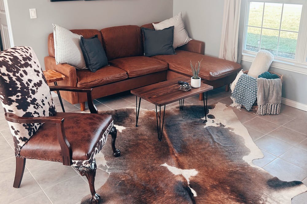 Hanover House | The Hanover Hideaway! Minutes from Hanover College, 5 Miles to Downtown Madison!
