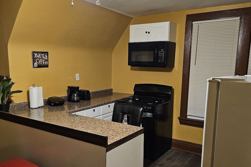 South Chicago Heights Apartment | 2-bedroom apartment in South Chicago Heights with AC.